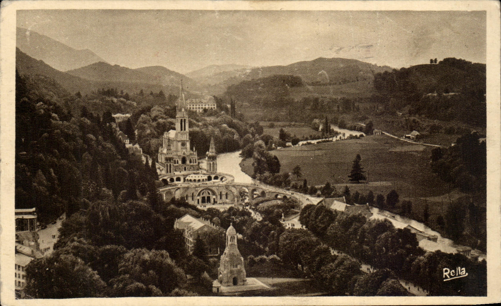 CPA Lourdes La Basilique et le Gave Vus du donjon du Chateau Fort