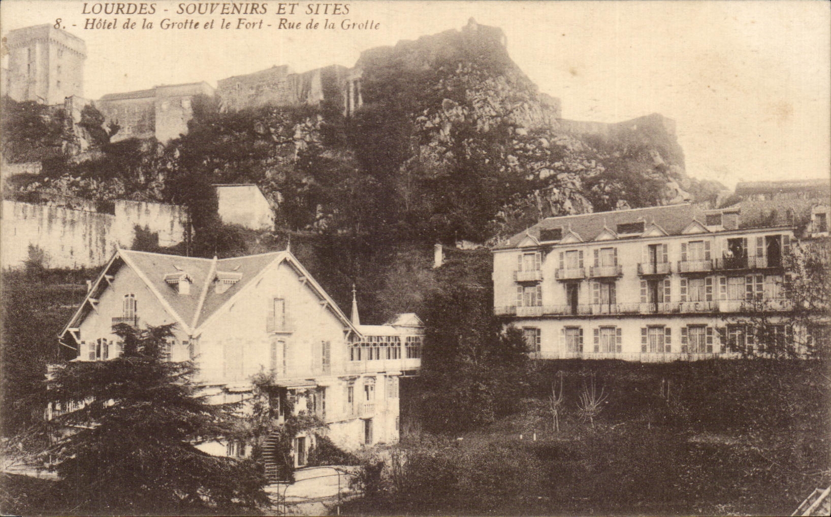 CPA Lourdes Souvenirs Et Sites Hotel de la Grottes de le Fort Rue de la Grotte