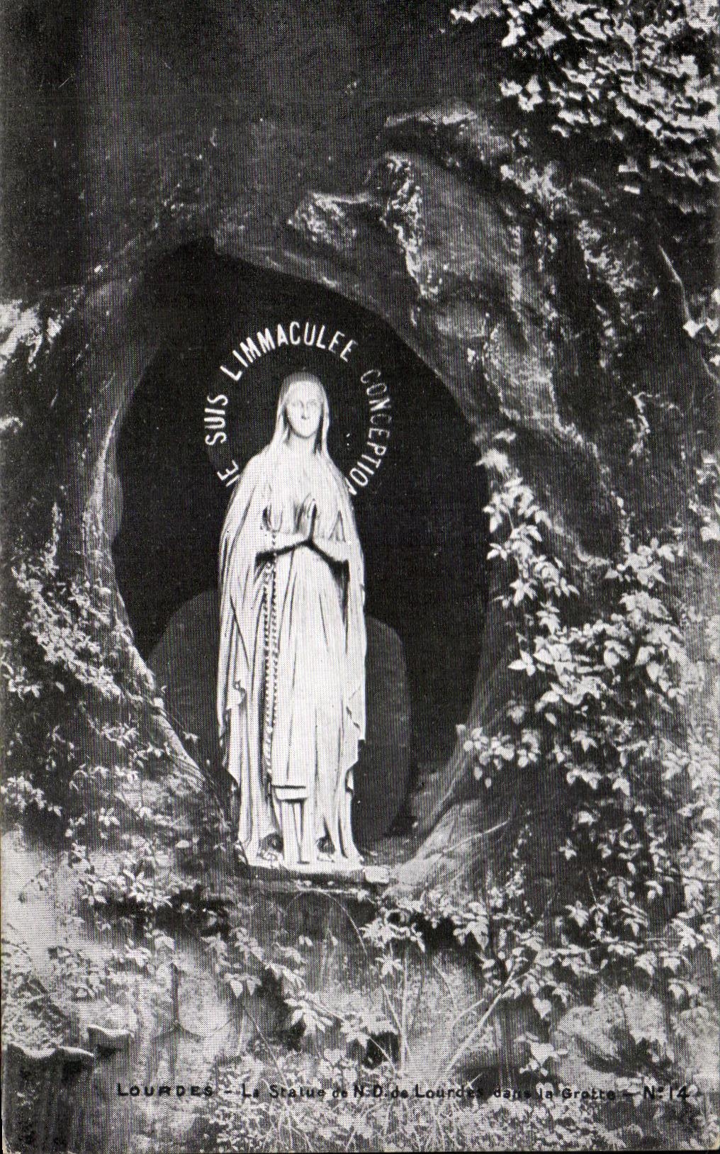 CPA Lourdes Le Statue de N D Lourdes dans la Grotte