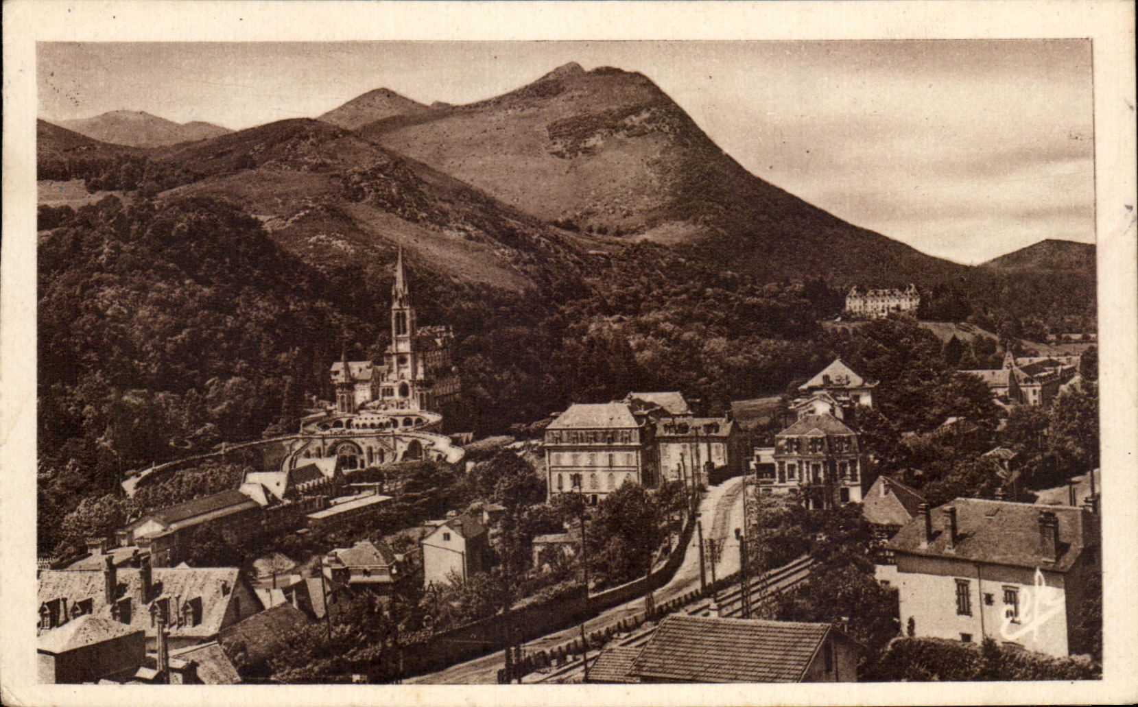 CPA Lourdes Vue Generale Sur la Basilique de la Route de Pau