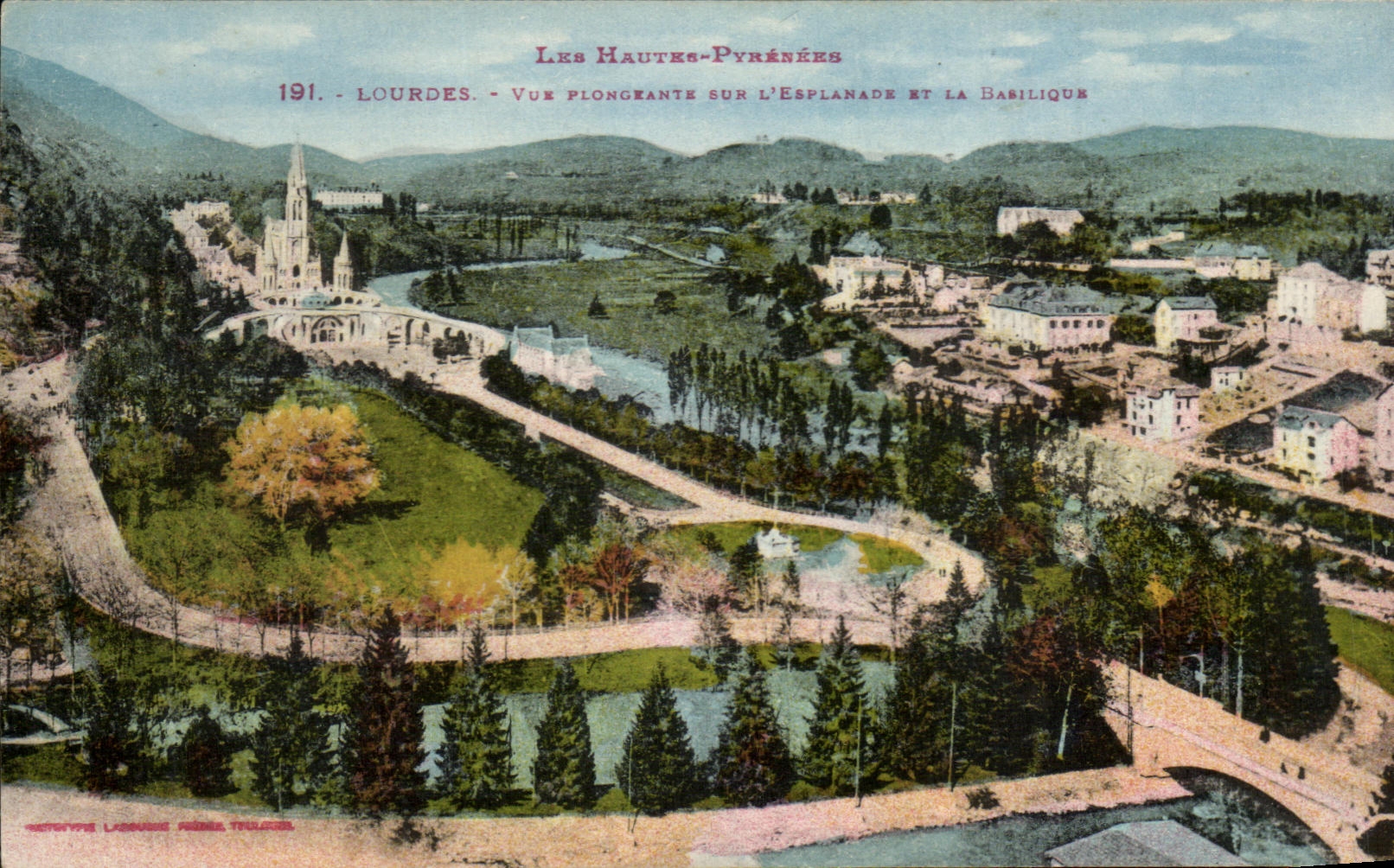CPA Hautes Lourdes Vue L'Esplanade Basilique