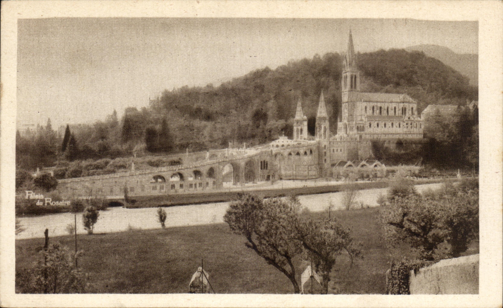 CPA Lourdes La Basilique Vue Laterale