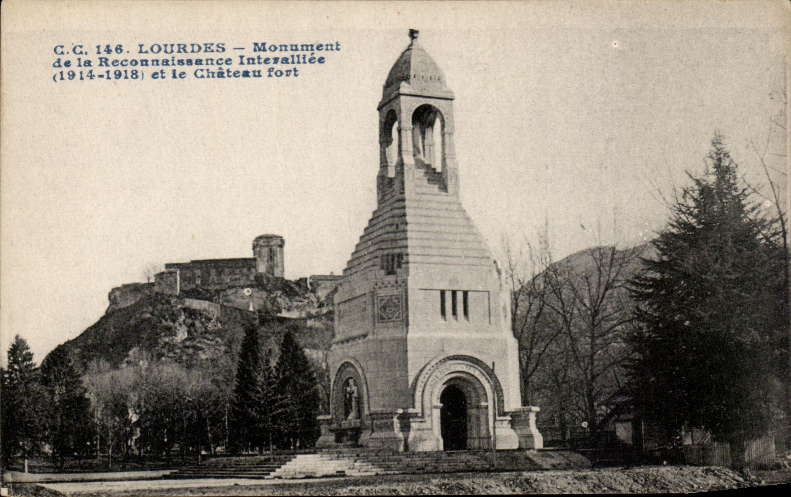 CPA Lourdes Monument De La Reconnaissance Interalliee Et Le Chateau Fort