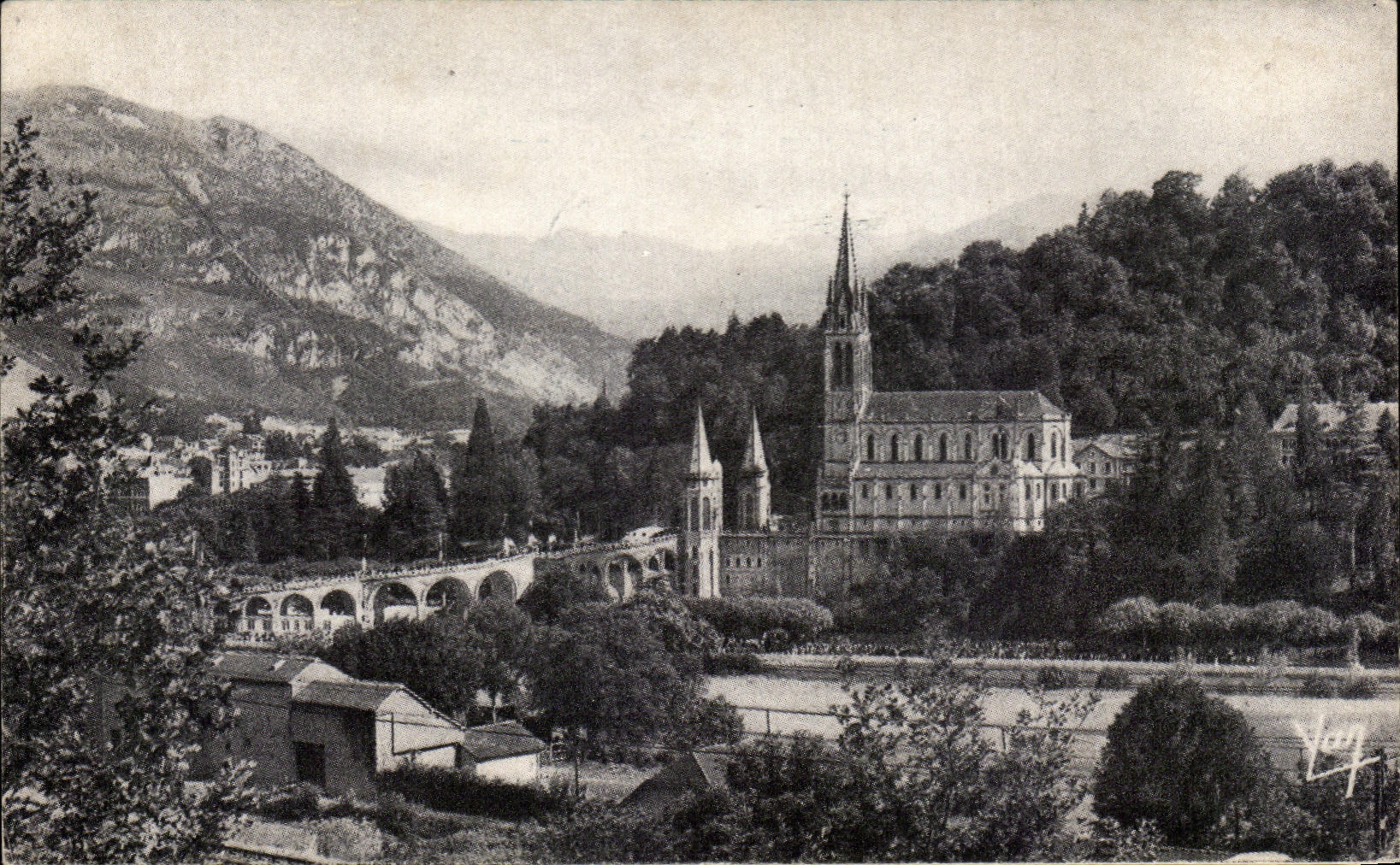 CPSM Lourdes La Basilique Et Les Montagnes 