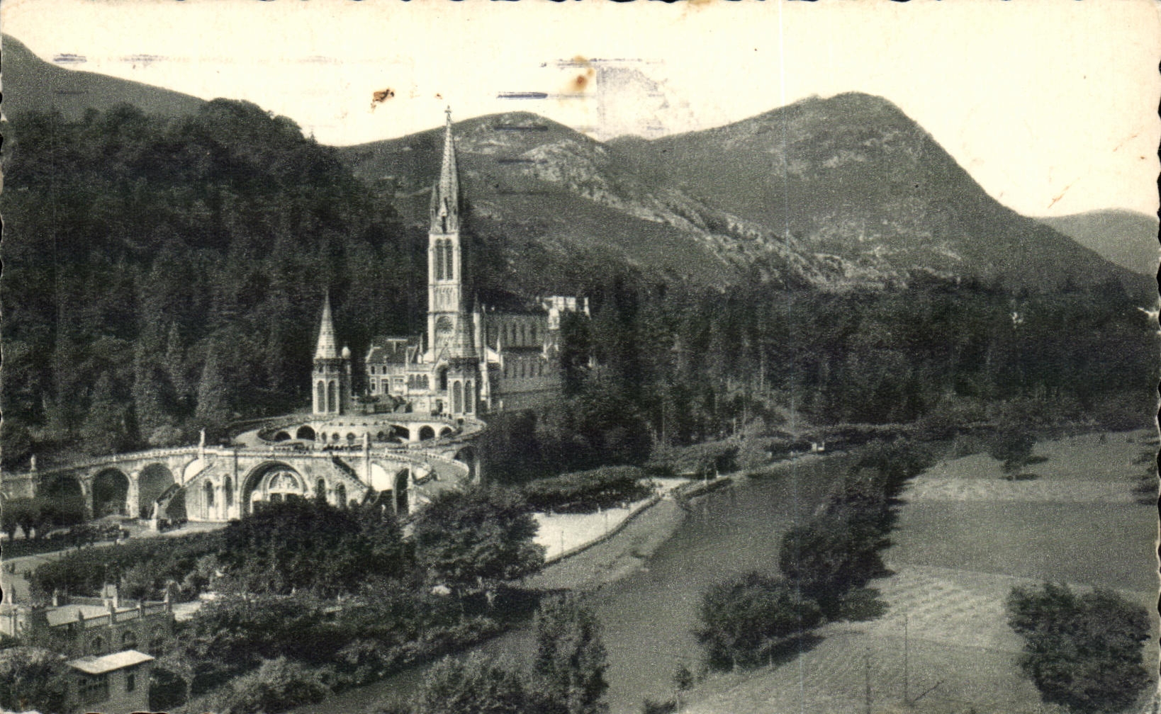 CPA Lourdes la Basillque et le Gave 