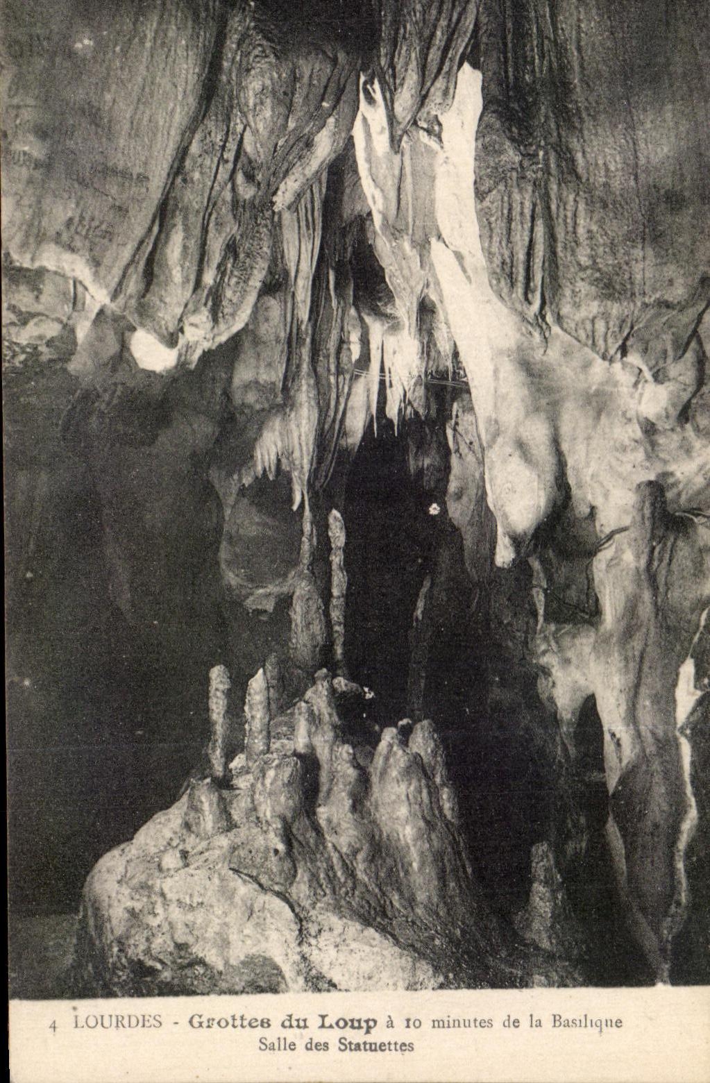 CPA Lourdes Grotte du Loup Salle des Statuettes 