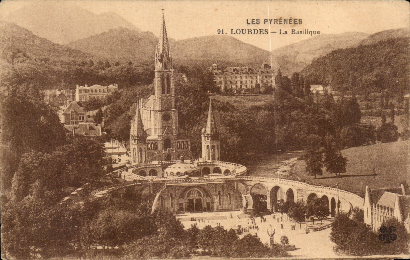 CPA Les Pyrenees Lourdes La Basillque 
