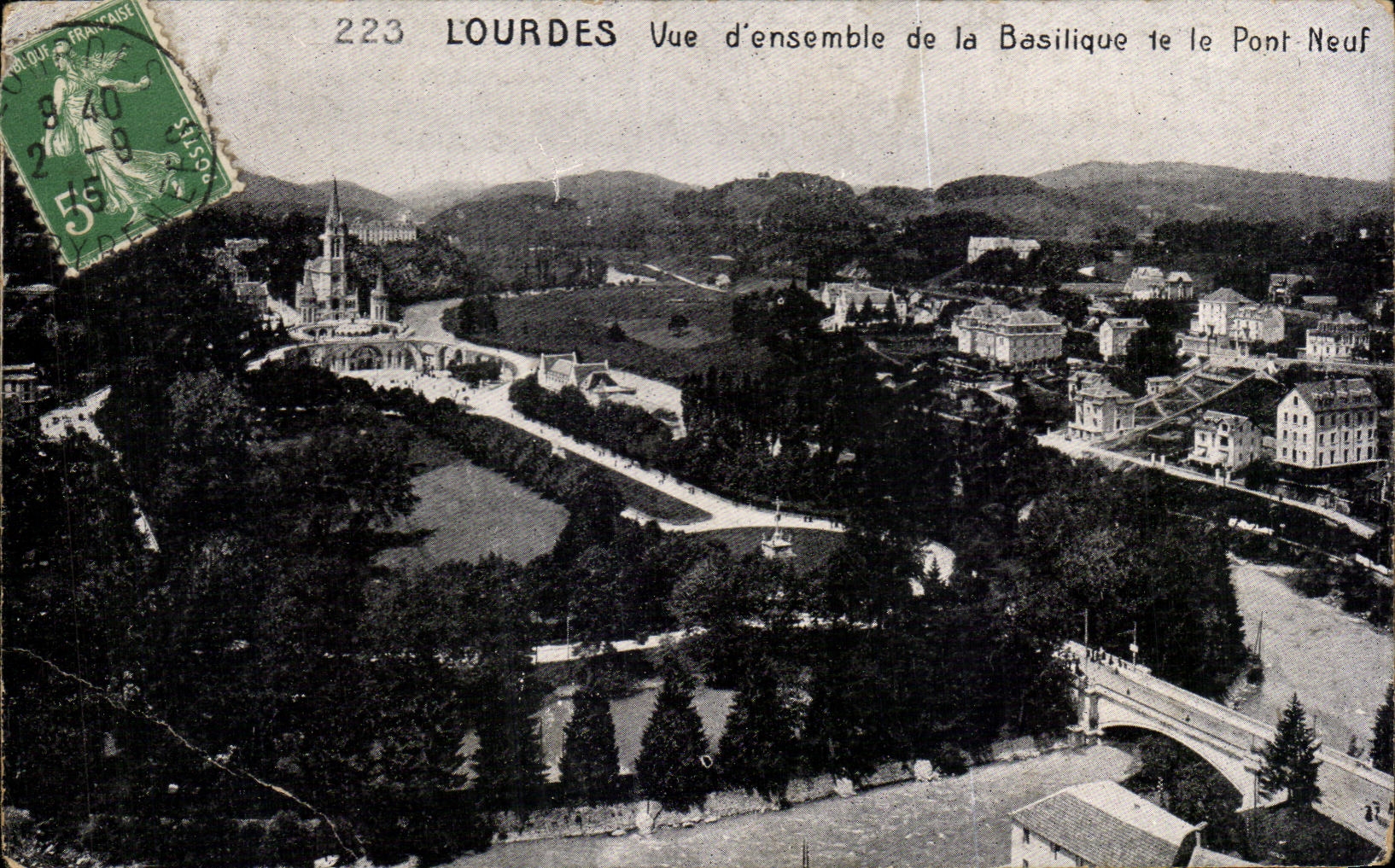 CPA Lourdes Vue d'ensemble de la Basilique et le Pont Neuf