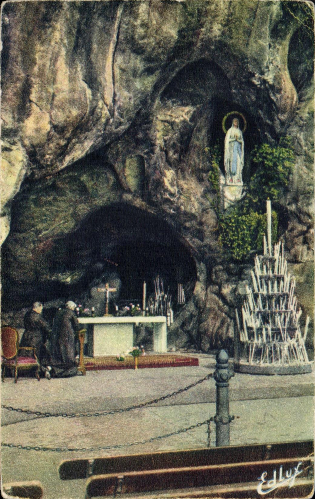 CPA Lourdes La Grotte Miraculeuse dont le nouvel Autel en marbre des Pyrenees