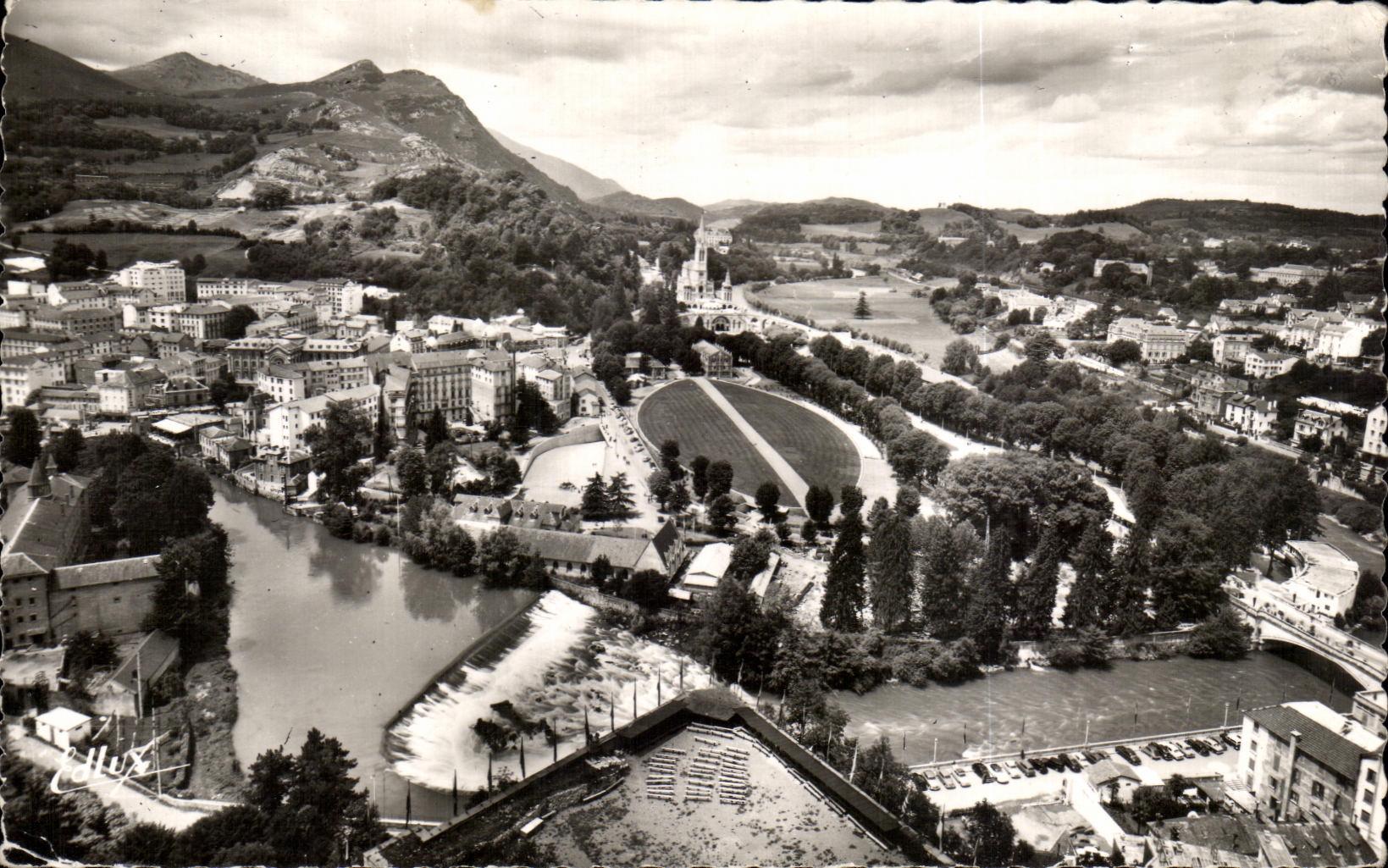 CPA Lourdes la Basilique le Pont St Michel le Gave Vue Generale