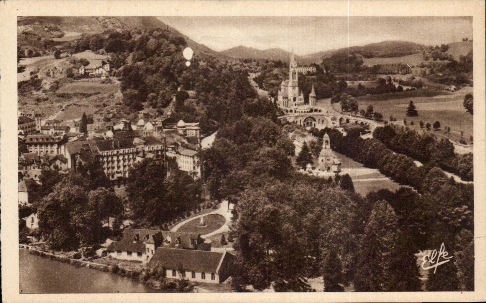 CPA Lourdes Vue panoramique sur le Calvaire et la Basilique