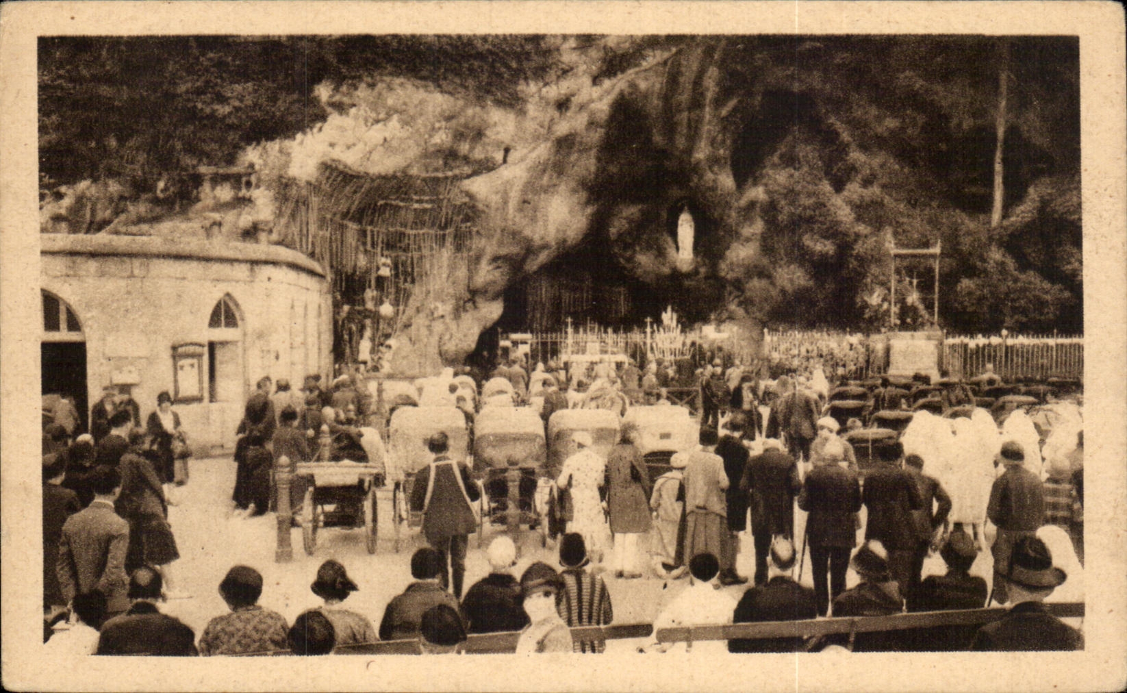 CPA Lourdes Malades devant la Grotte