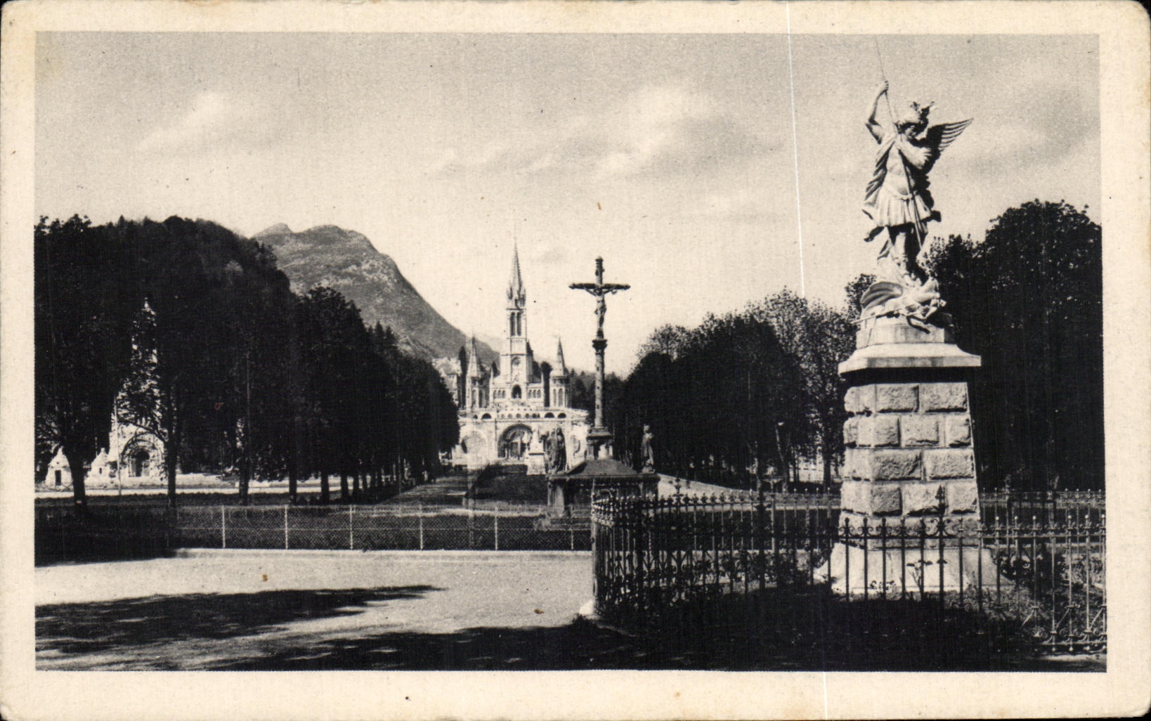 CPA Lourdes St Michel la Croix des Bretons et la Basilique