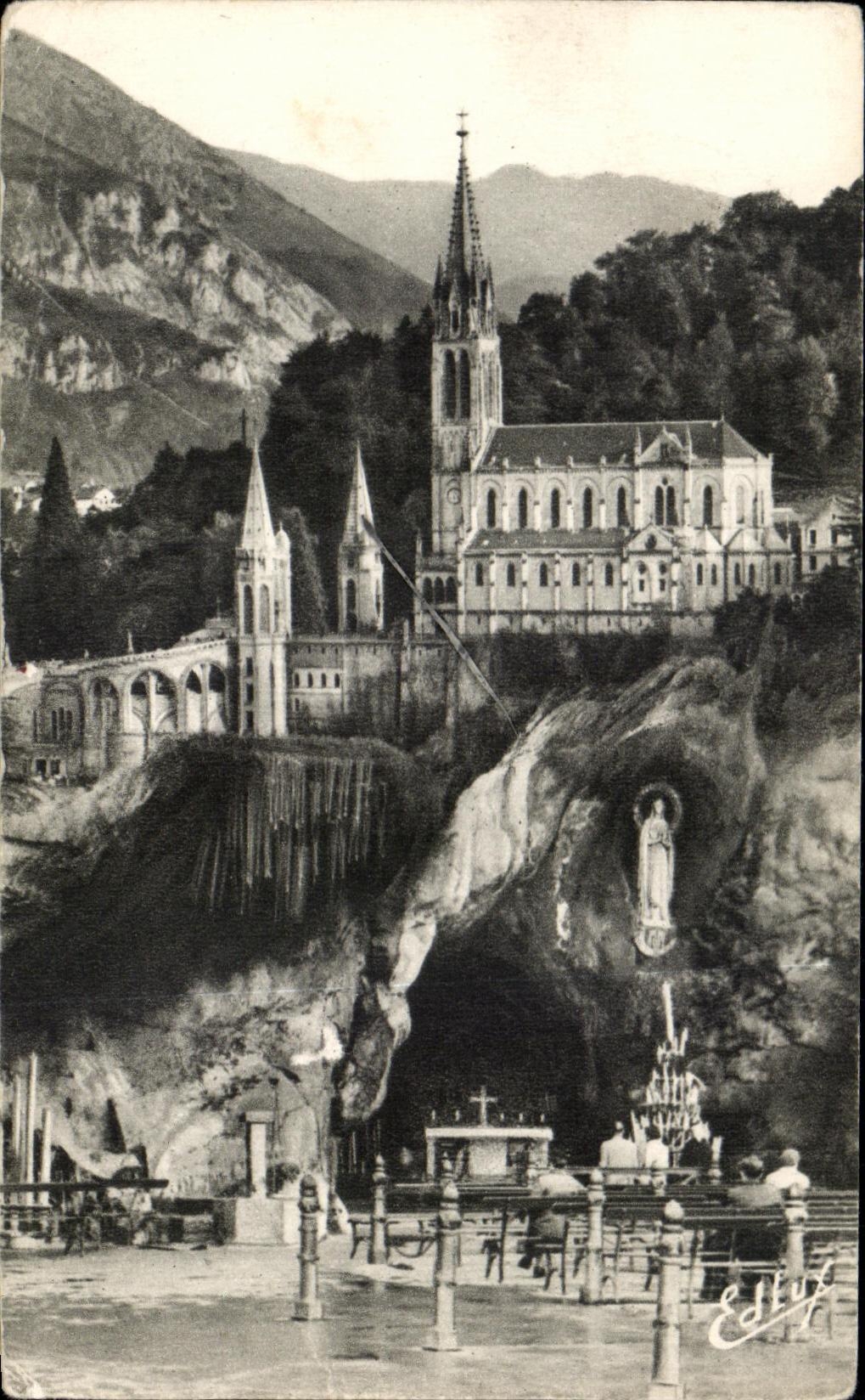 CPA Lourdes La Basilique et la Grotte Miraculeuse