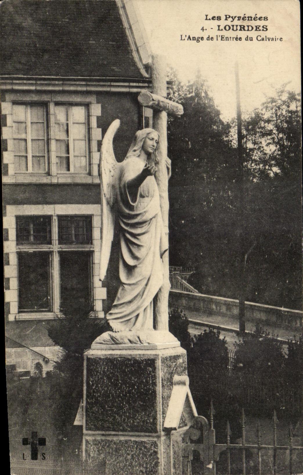 CPA Les Pyrenees Lourdes L'Ange de l'Entree du Calvaire