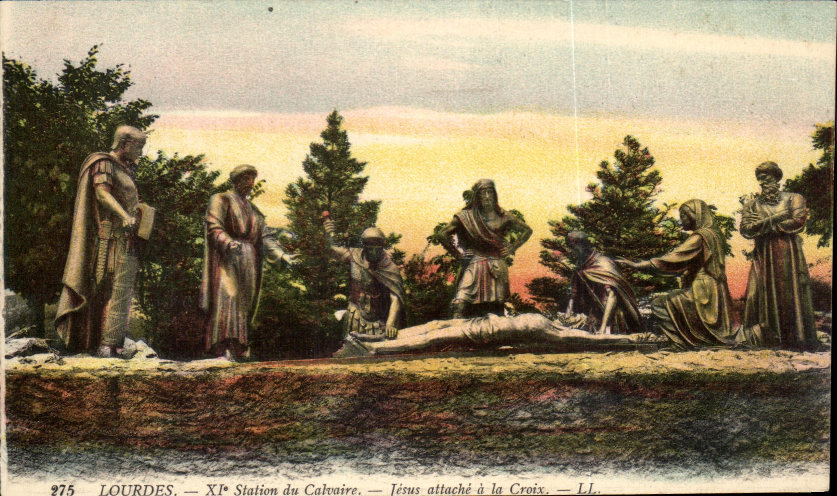 CPA Lourdes Station du Calvaire Jesus attache a la Croix 
