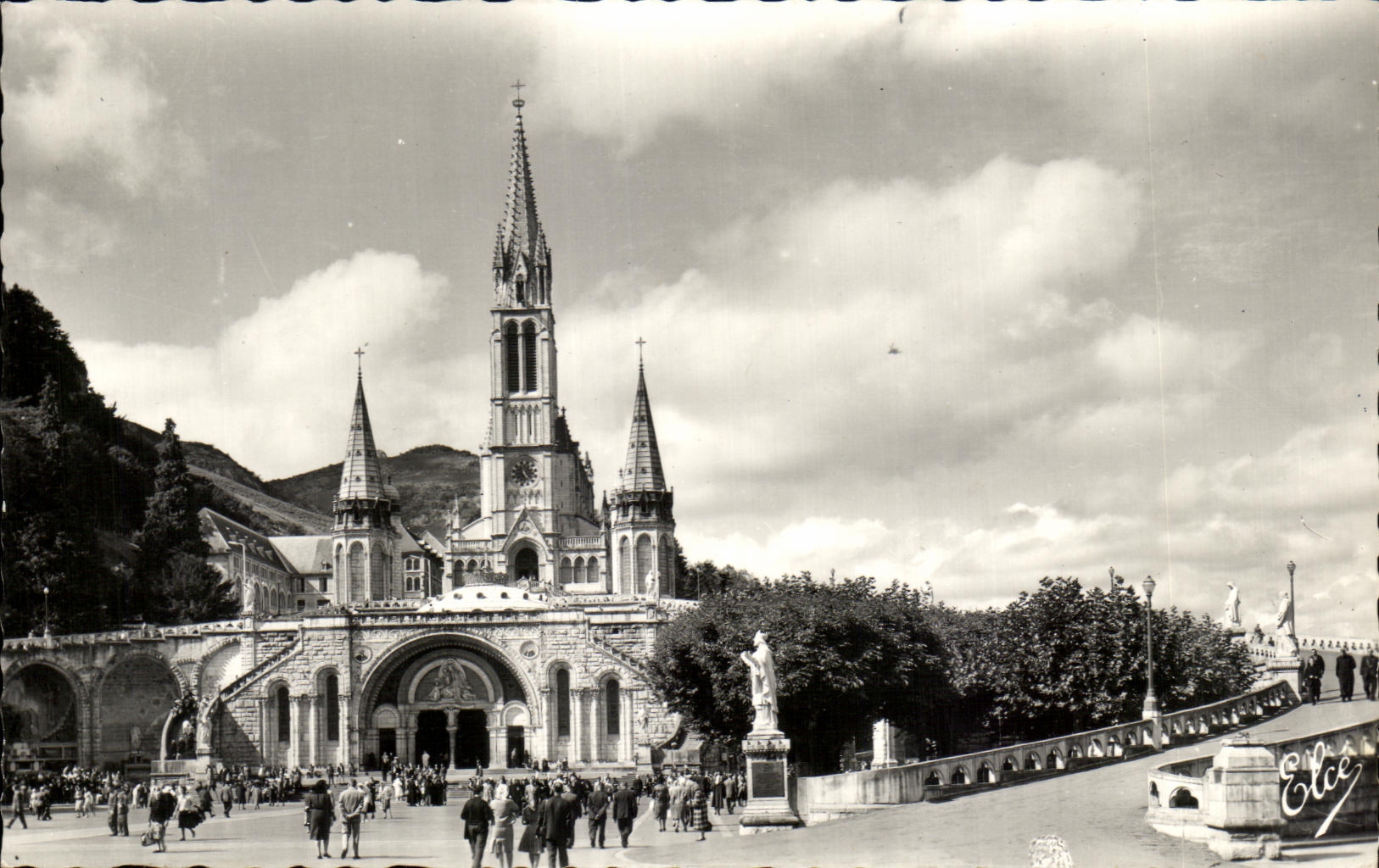 CPA Lourdes L'Esplanade et la Basiique