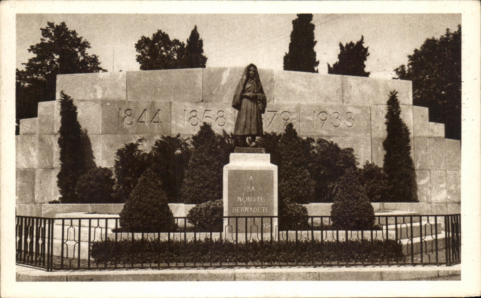 CPA Lourdes Monument a Sainte Bernadette 
