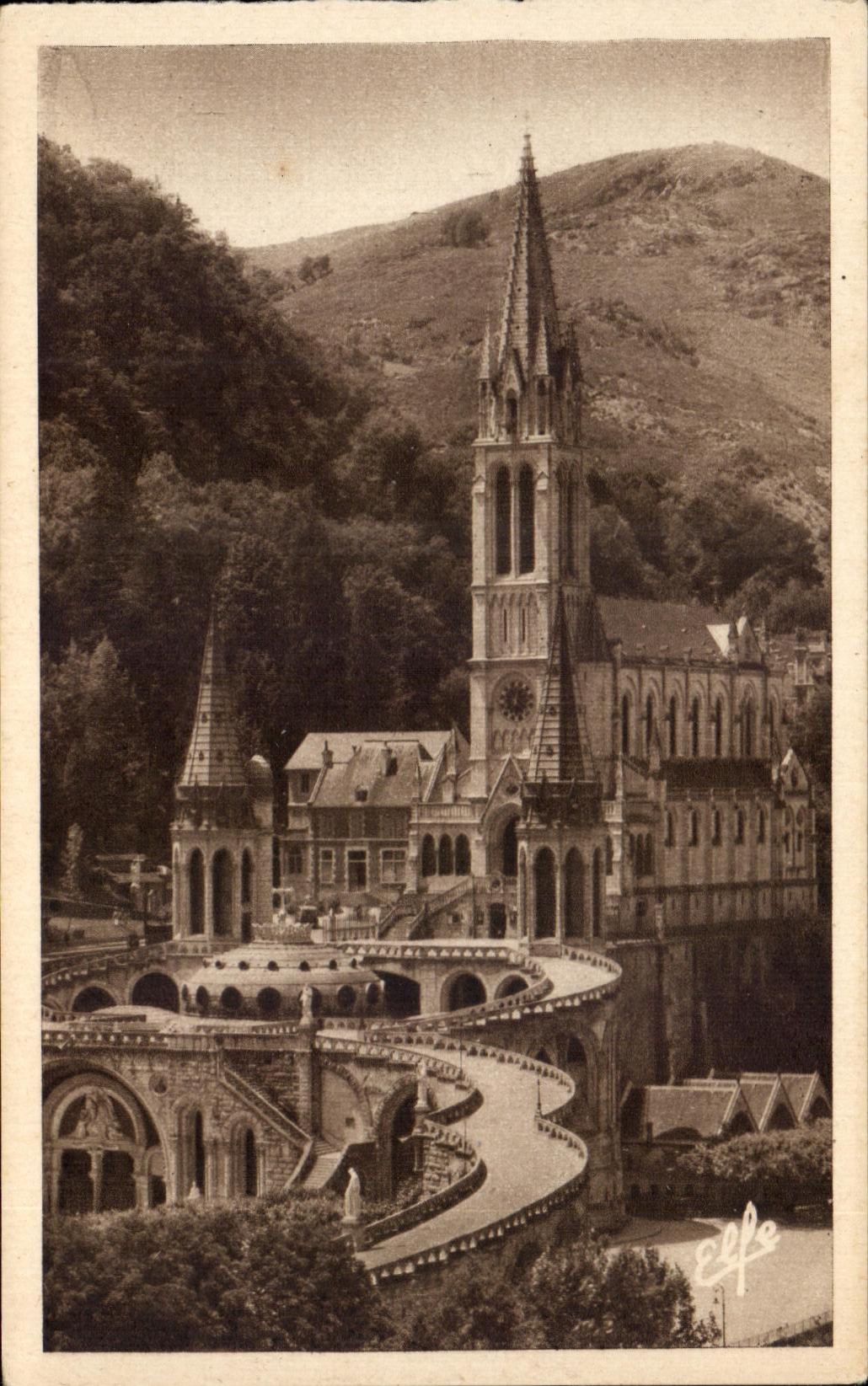 CPA Lourdes Vue plongeante sur la Basllique