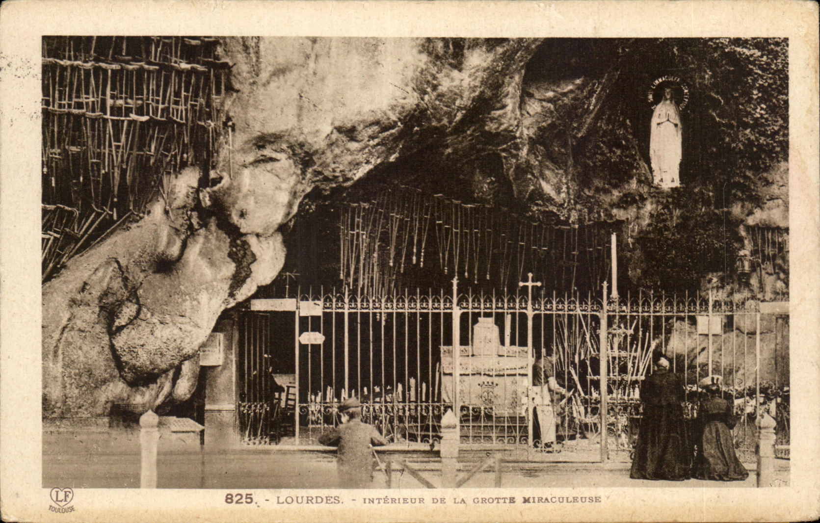 CPA Lourdes Interieur De La Grotte Miraculeuse