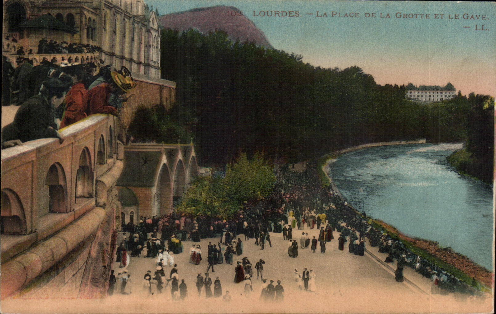 CPA Lourdes La Place De La Grotte Le Gave