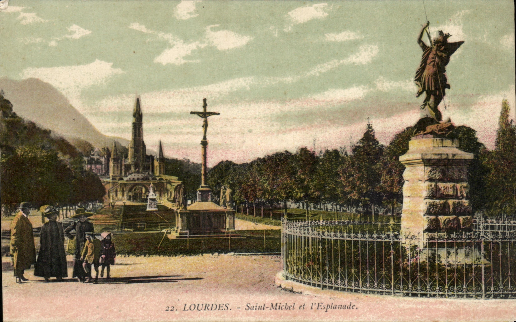 CPA Lourdes Saint Michel Et l'Esplanade