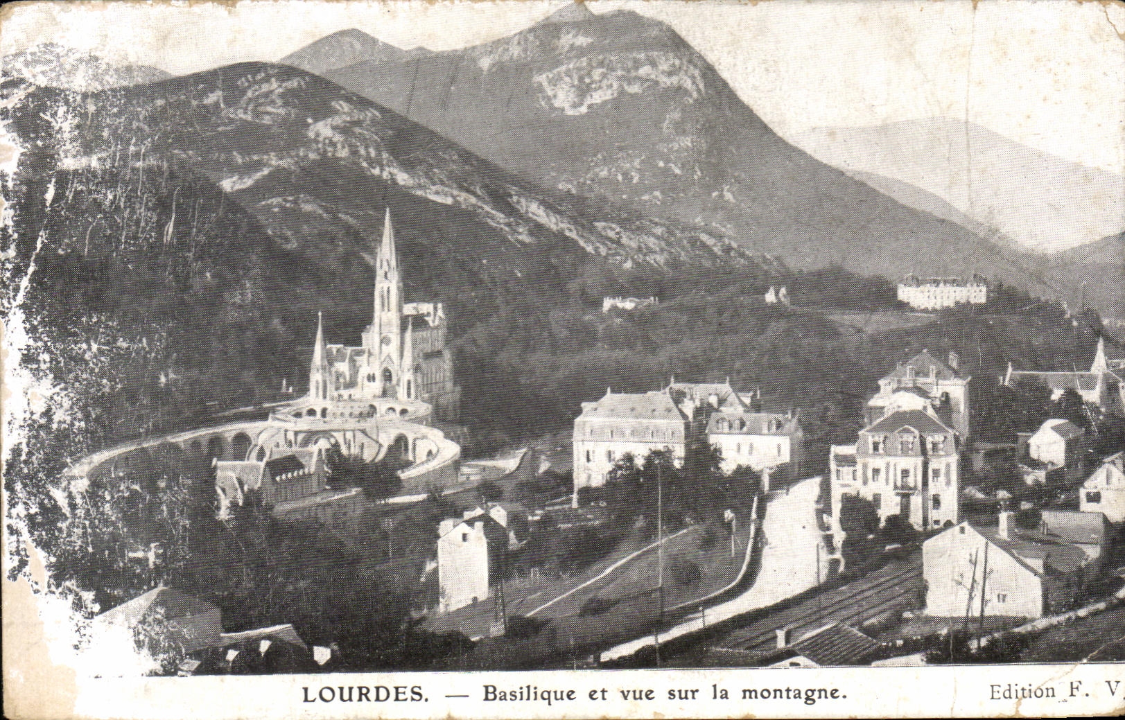 CPA Lourdes Basilique et Vue sur la montagne