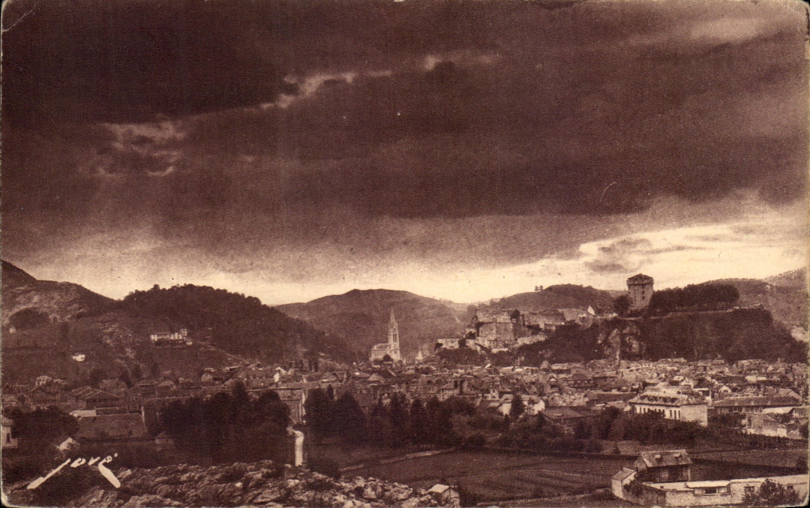 CPA Lourdes Vue d'ensemble de la Ville le chateau et la Basilique