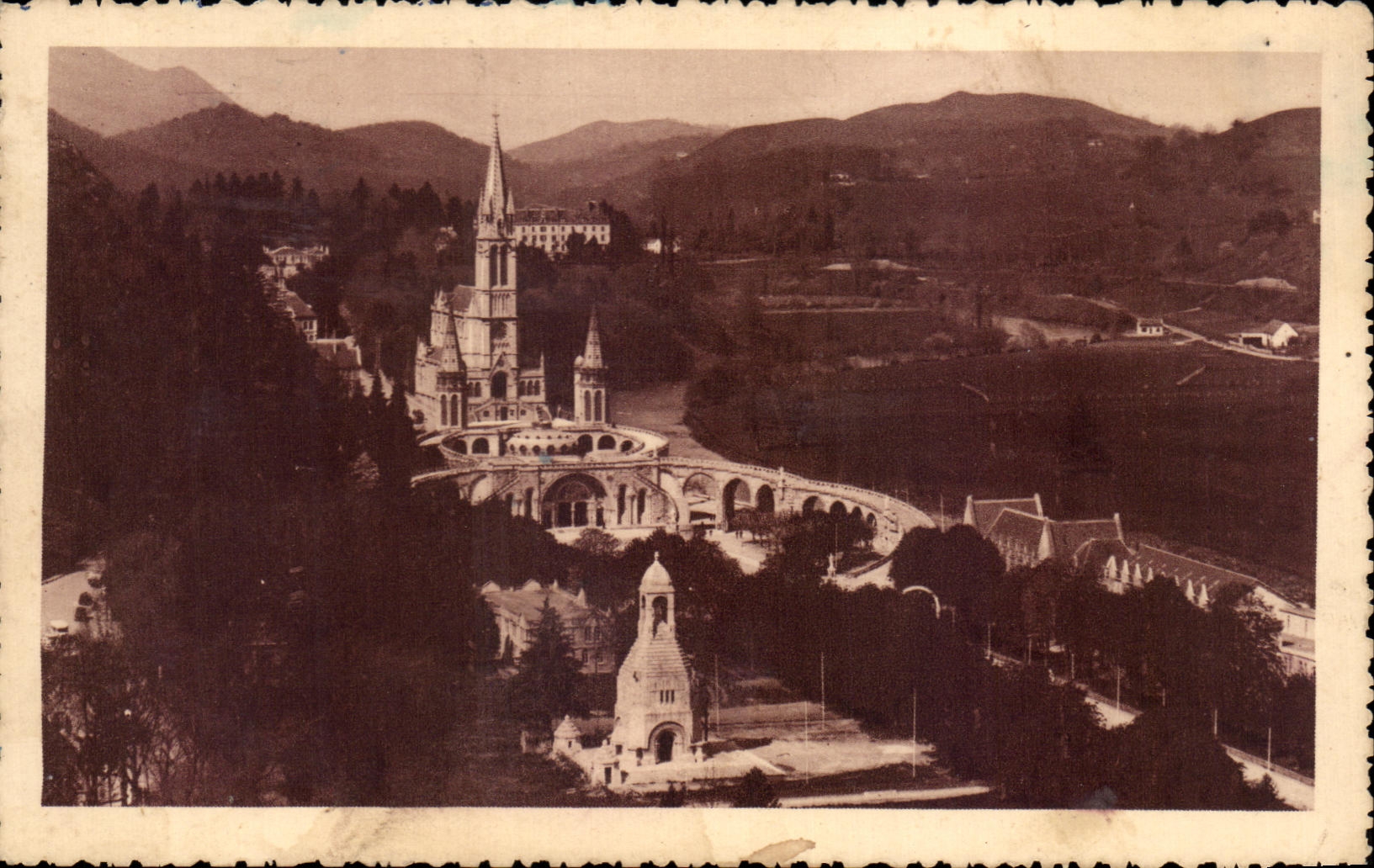 CPA Lourdes la Basilique et de Monument interallie vu de Chateau Fort