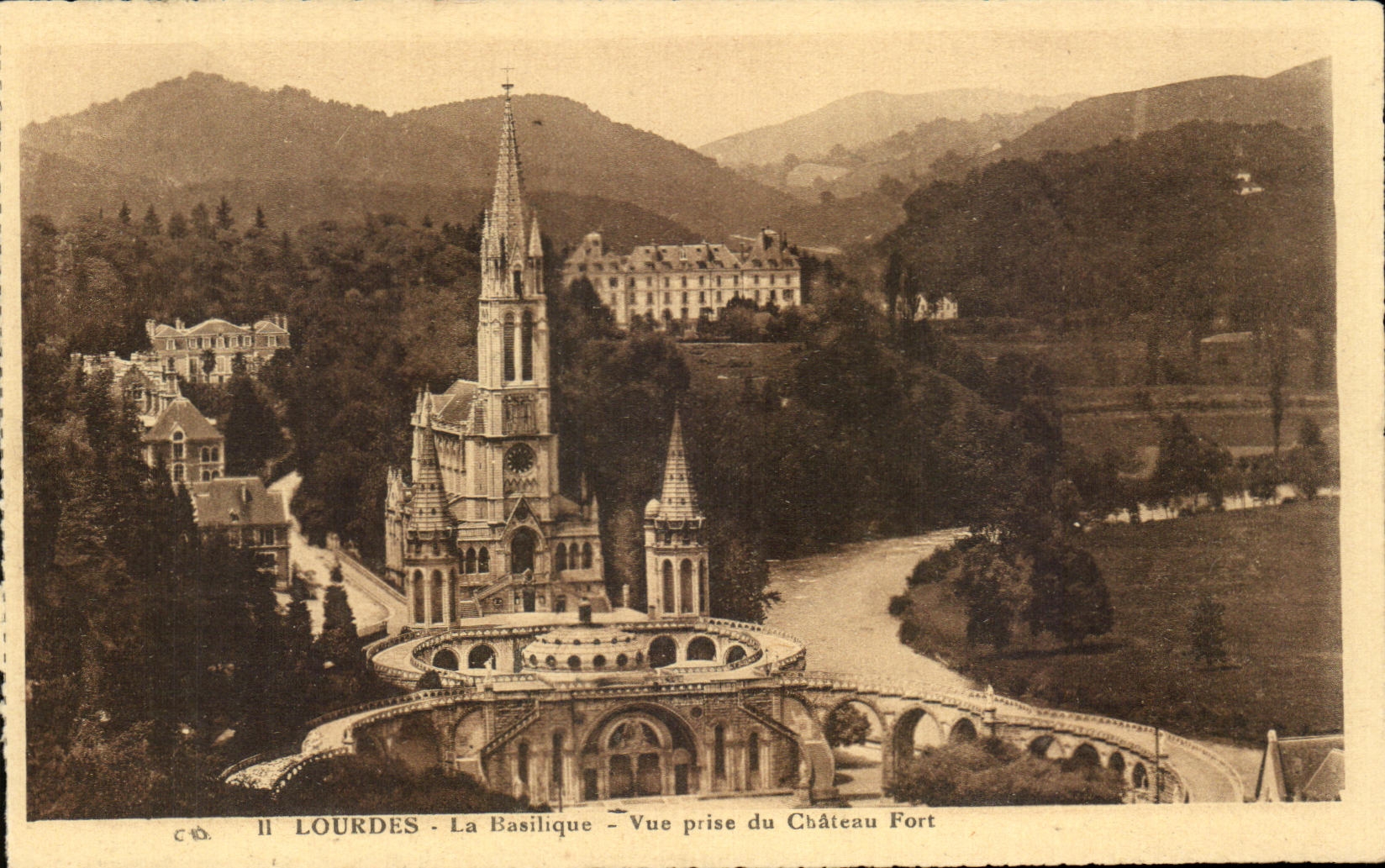 CPA Lourdes Le basilique Vue prise du Chateau Fort