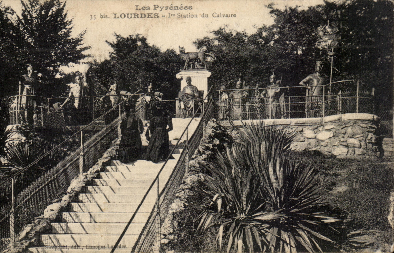 CPA Les Pyvenees Lourdes lere Station du Calvaire