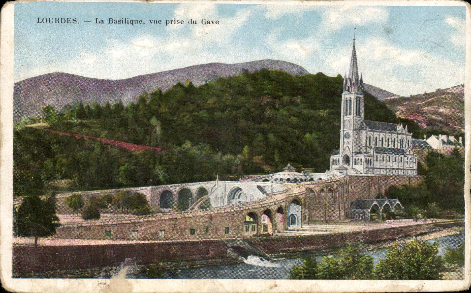 CPA Lourdes La Basilique Vue prise du Gave