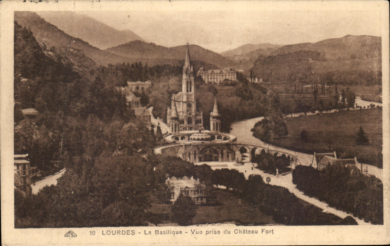 CPA Lourdes Le Basilique vue prise du Chateau Fort