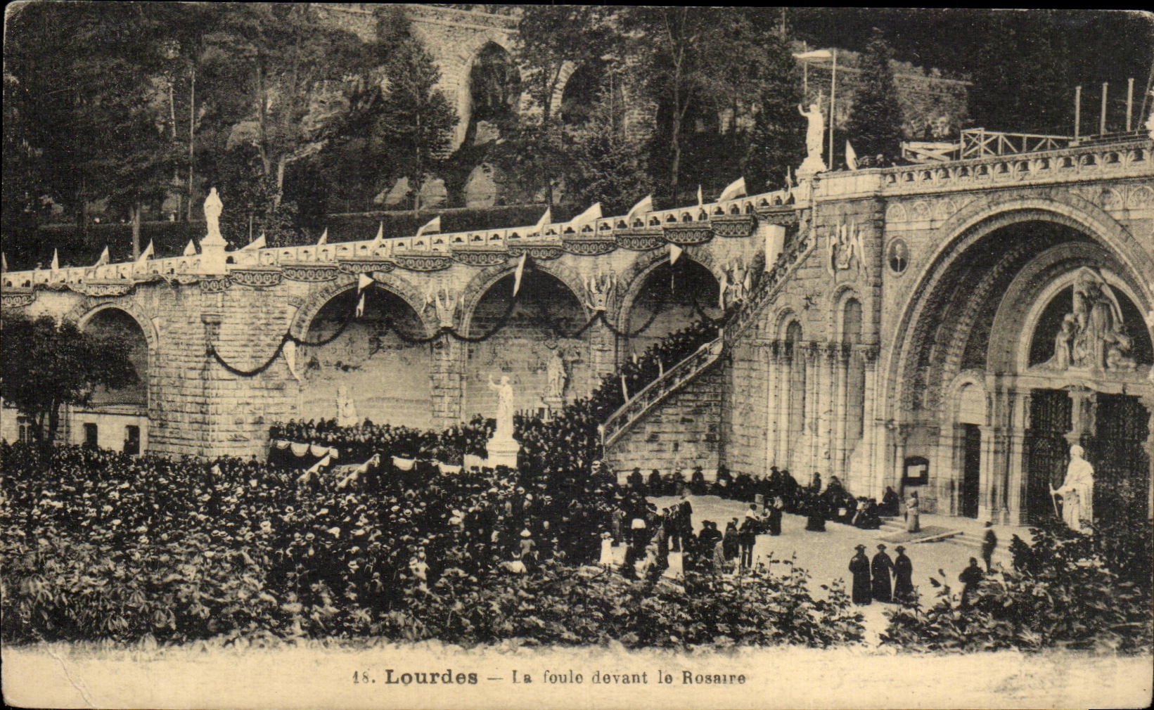CPA Lourdes La foule devant le Rosaire