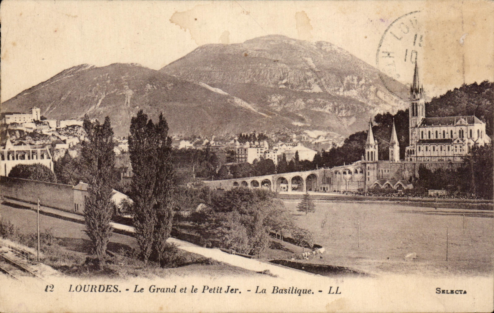 CPA Lourdes Le Grand et le Petit Jer la Basilique