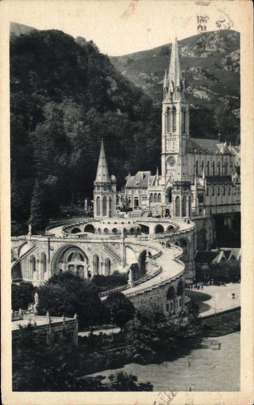CPA LourdesLa Basilique vue de Cote