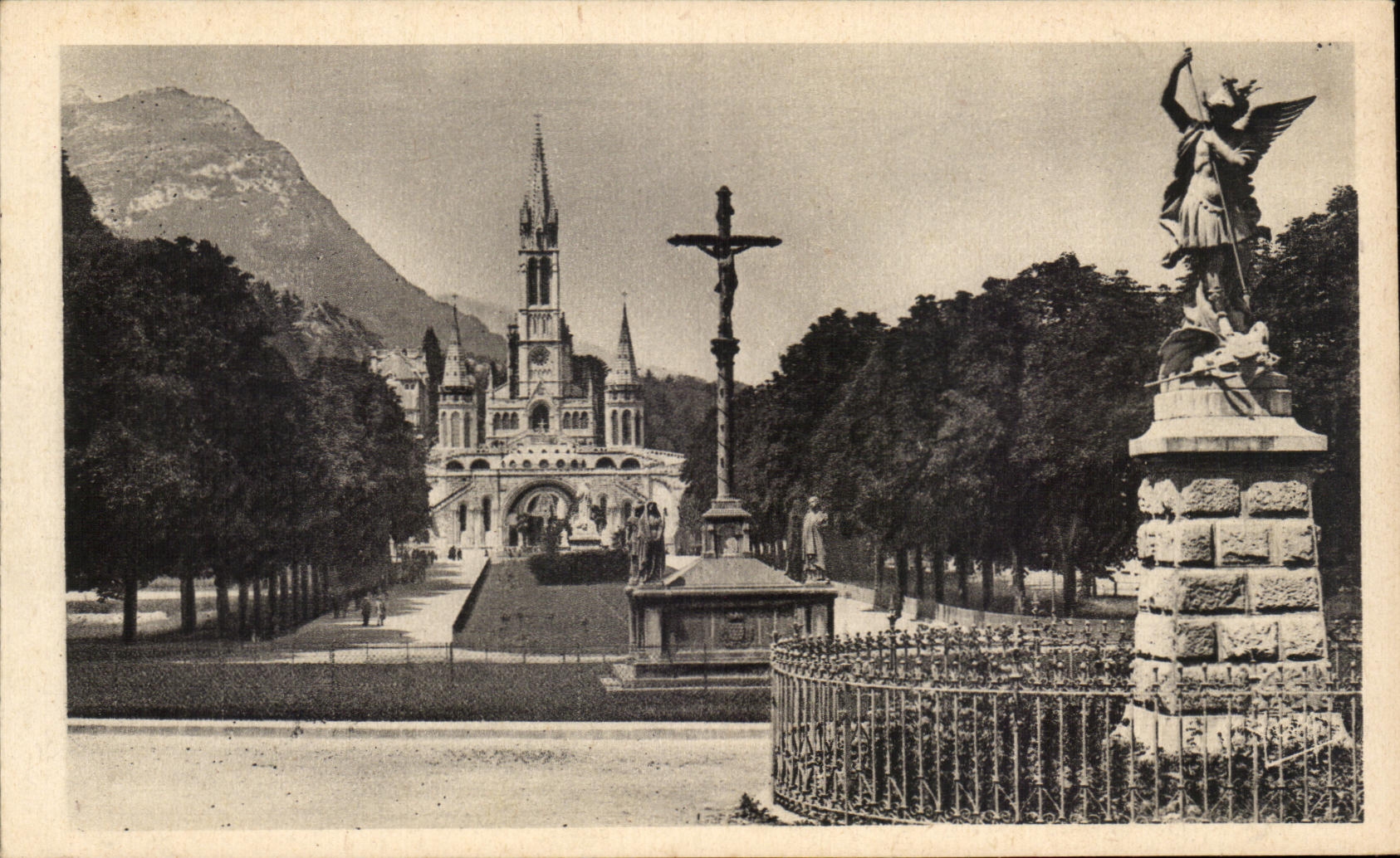 CPA Lourdes L'Esplannade et la Basilique