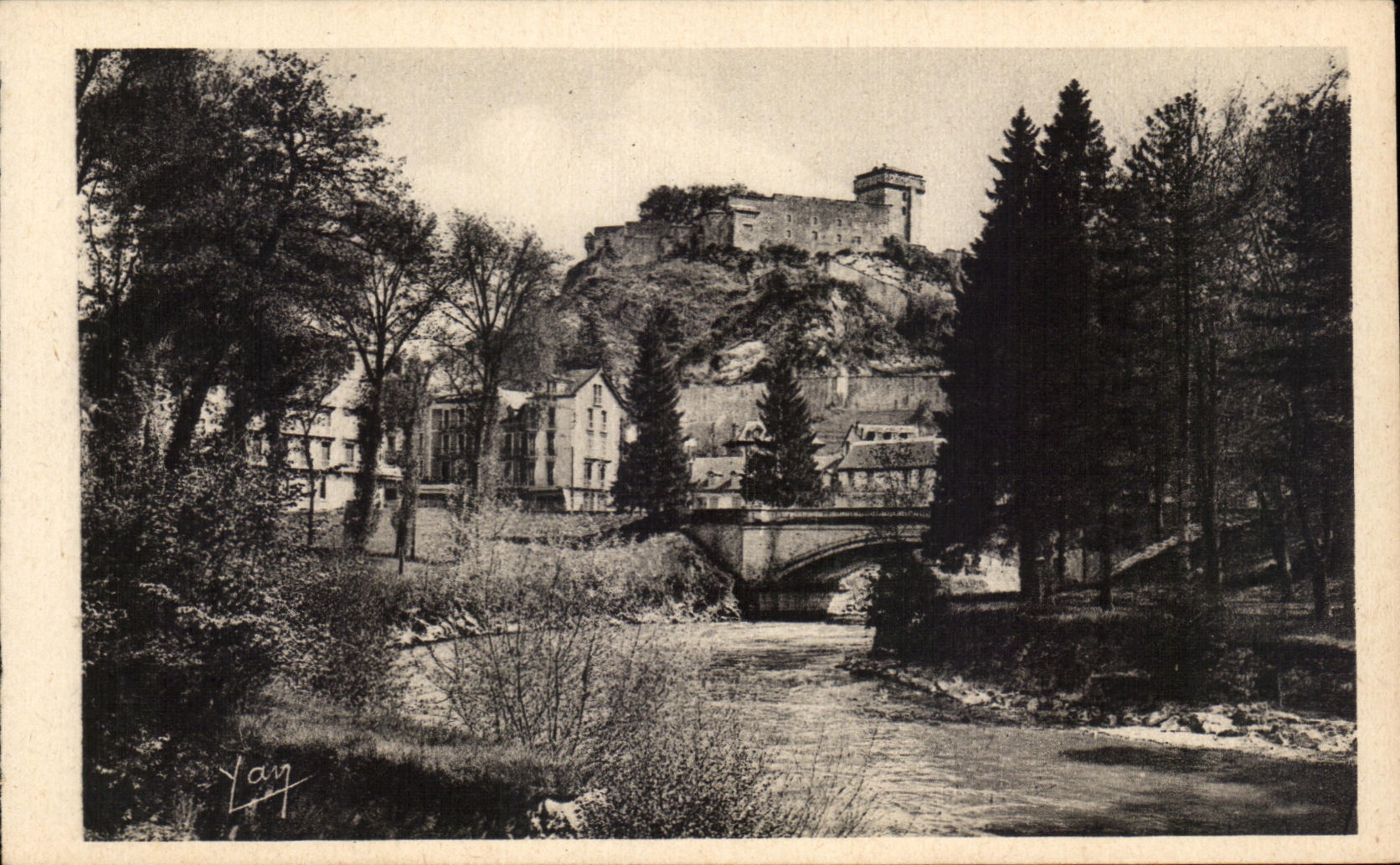 CPA Lourdes Le Chateau Port et le Gave