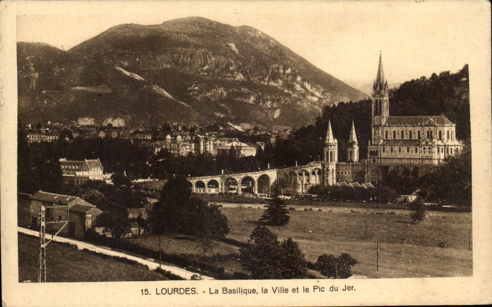 CPA Lourdes La Basilique la Ville et le Plc du Jer