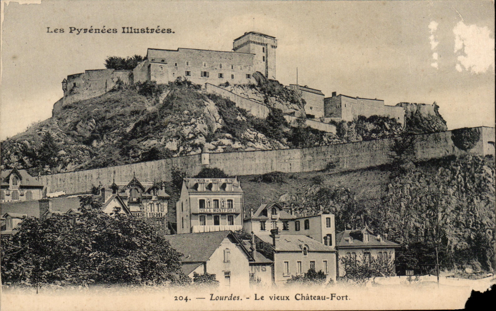 CPA Les Pyrenees Illustrees Lourdes Le Vieux Chateau Fort