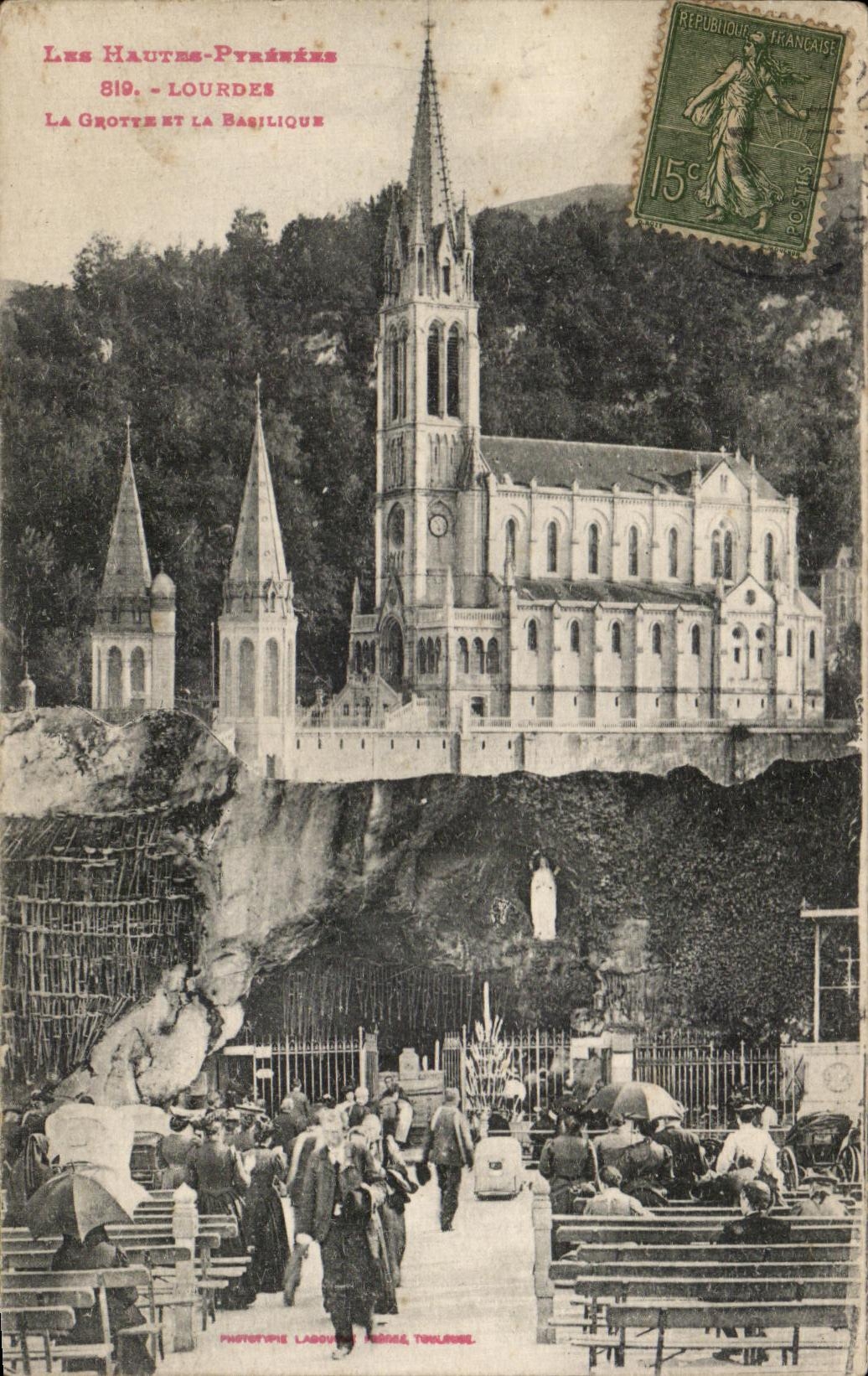 CPA Lourdes la Grottet et la basilique 