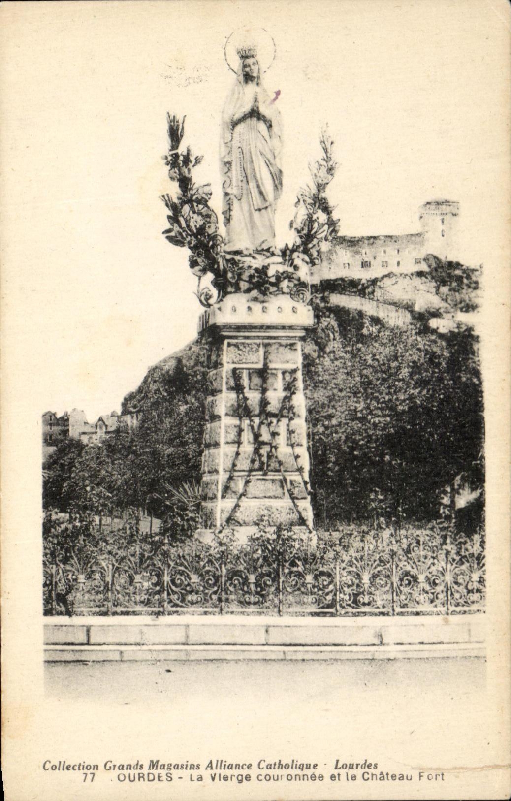CPA Lourdes La Vierge Couronnee et le chateau fort
