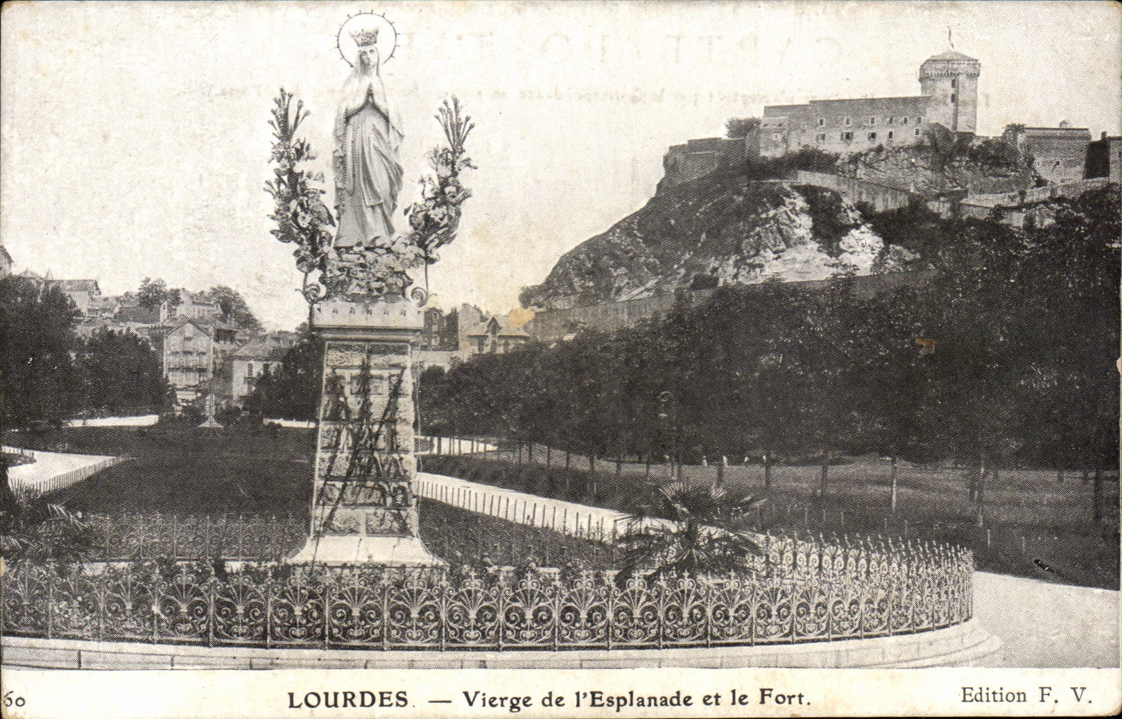 CPA Lourdes Vierge de L'Esplanade et le Fort