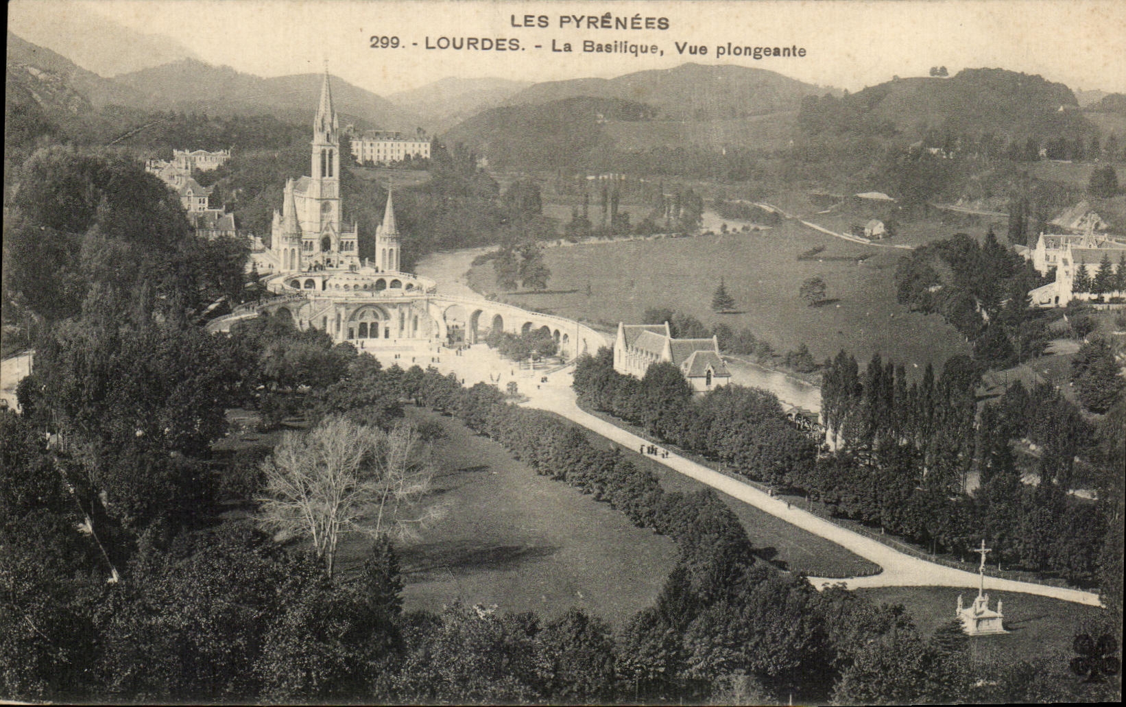 CPA Lourdes Les Pyrenees Lourdes La Basilique Vue Plongeante