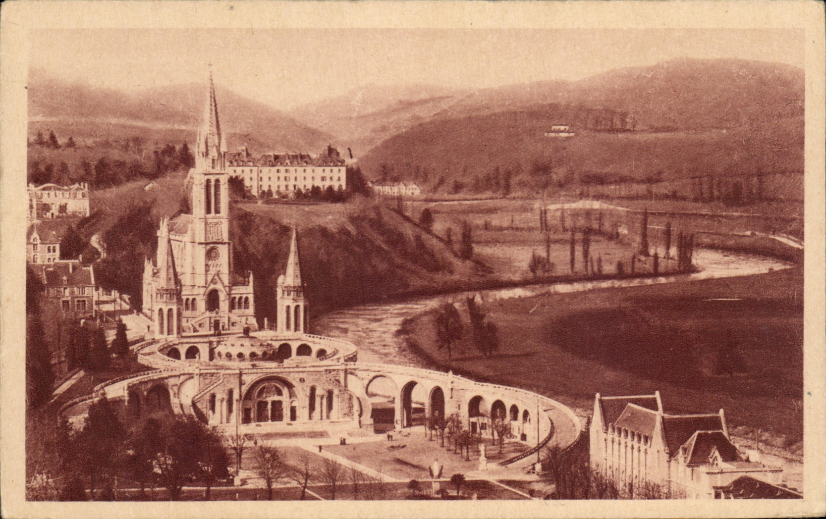 CPA Lourdes La Basilique du Chateau Fort