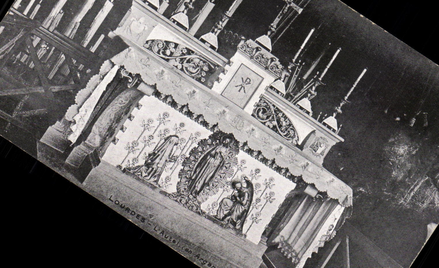 CPA Lourdes L'Autel dans la grotte