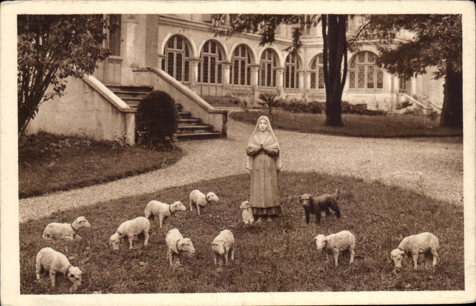 CPA Lourdes Pension de Dames route de Pontacq Lourdes en face la Grotte un coin du parc