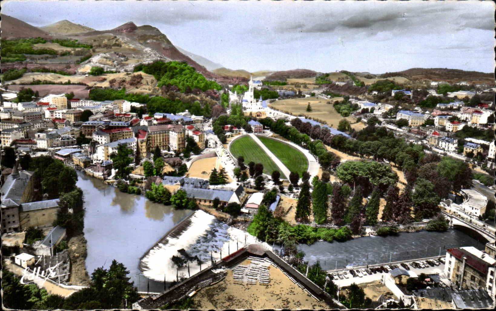 CPA Lourdes La Basilique le Pont St Michel le Gave Vue Generale