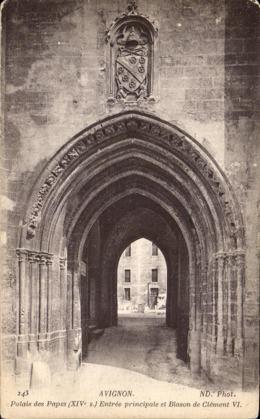 CPA Avignon el paladar de la entrada principal de los papas y del blason de Clement