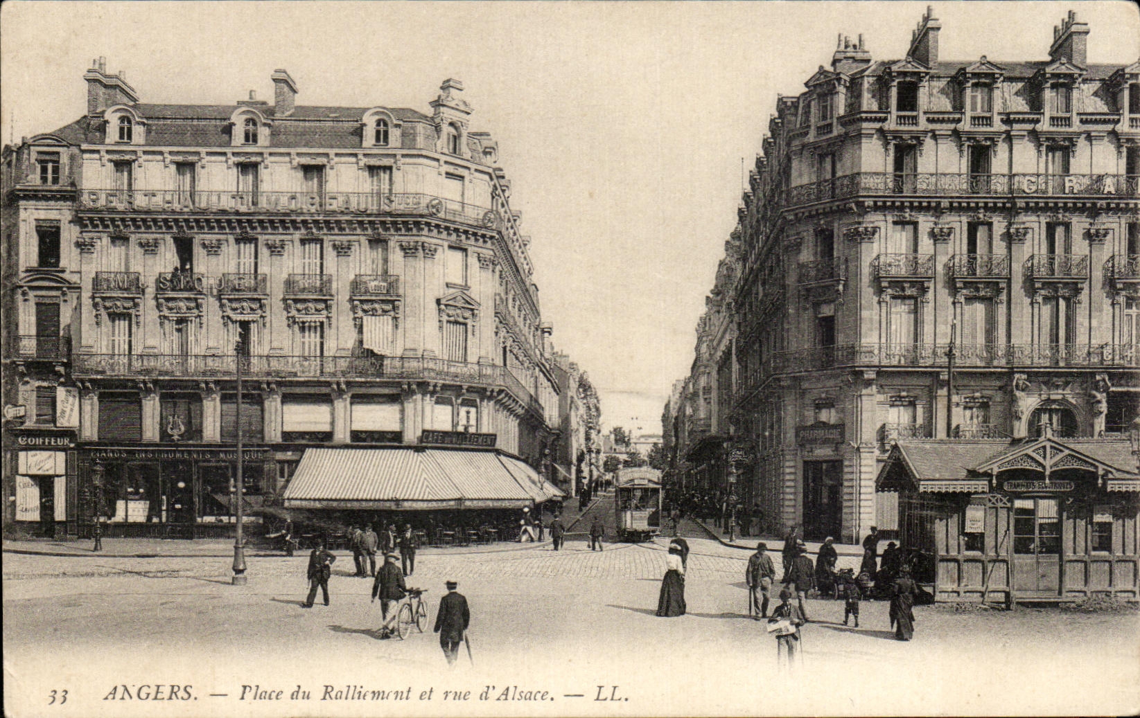 CPA Angers Place du ralliement et rue d'Alsace